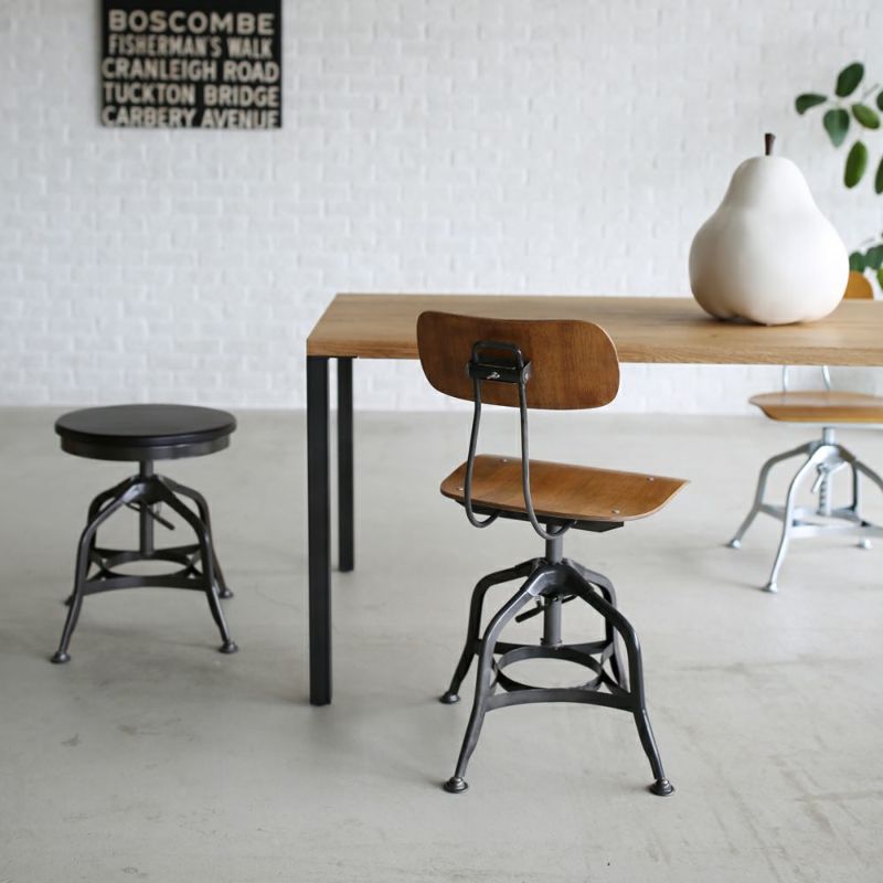 無垢材にスチール脚を組み合わせ、木の質感が際立つシンプルなデザインのテーブル