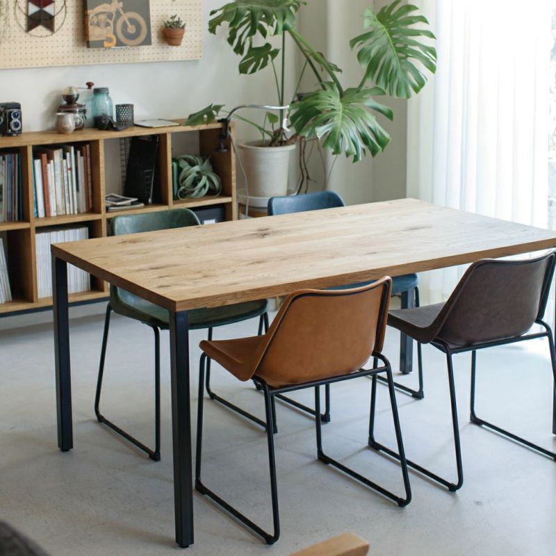無垢材にスチール脚を組み合わせ、木の質感が際立つシンプルなデザインのテーブル