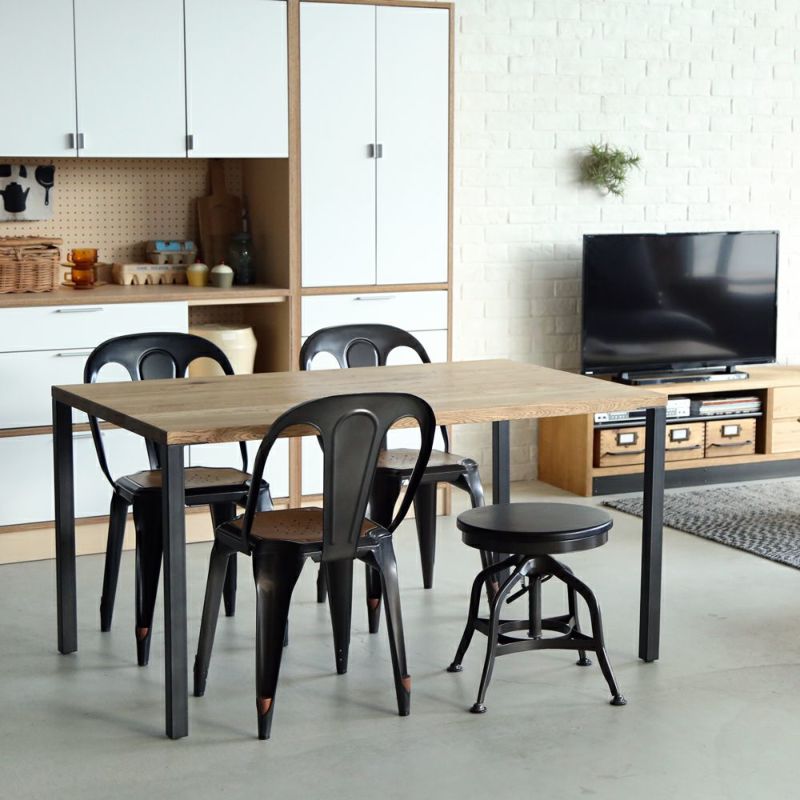 無垢材にスチール脚を組み合わせ、木の質感が際立つシンプルなデザインのテーブル