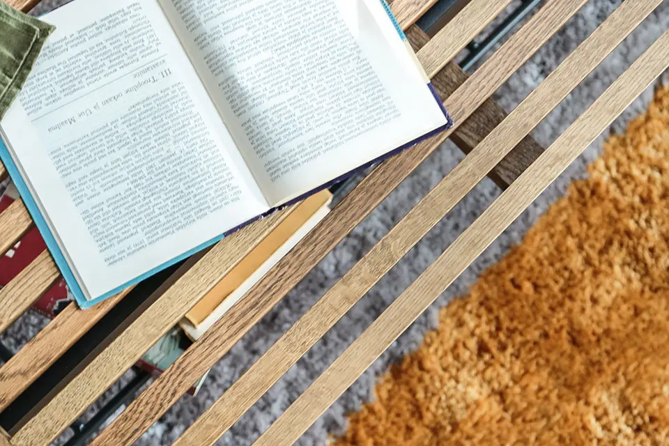 ミッドセンチュリーデザインの雰囲気が漂うリビングテーブル