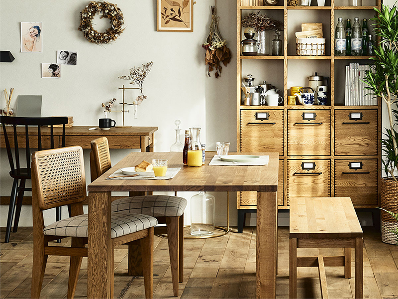 木の質感を活かしたナチュラルでシンプルな暮らしに溶け込むeasy Life