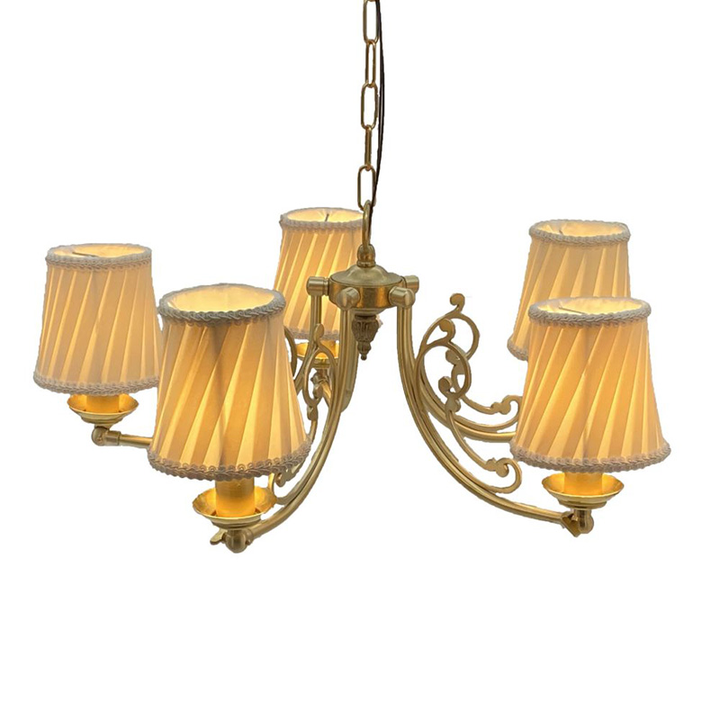 装飾的なアーチを描いたフレームがシンプルながらもクラシカルな雰囲気のシャンデリア