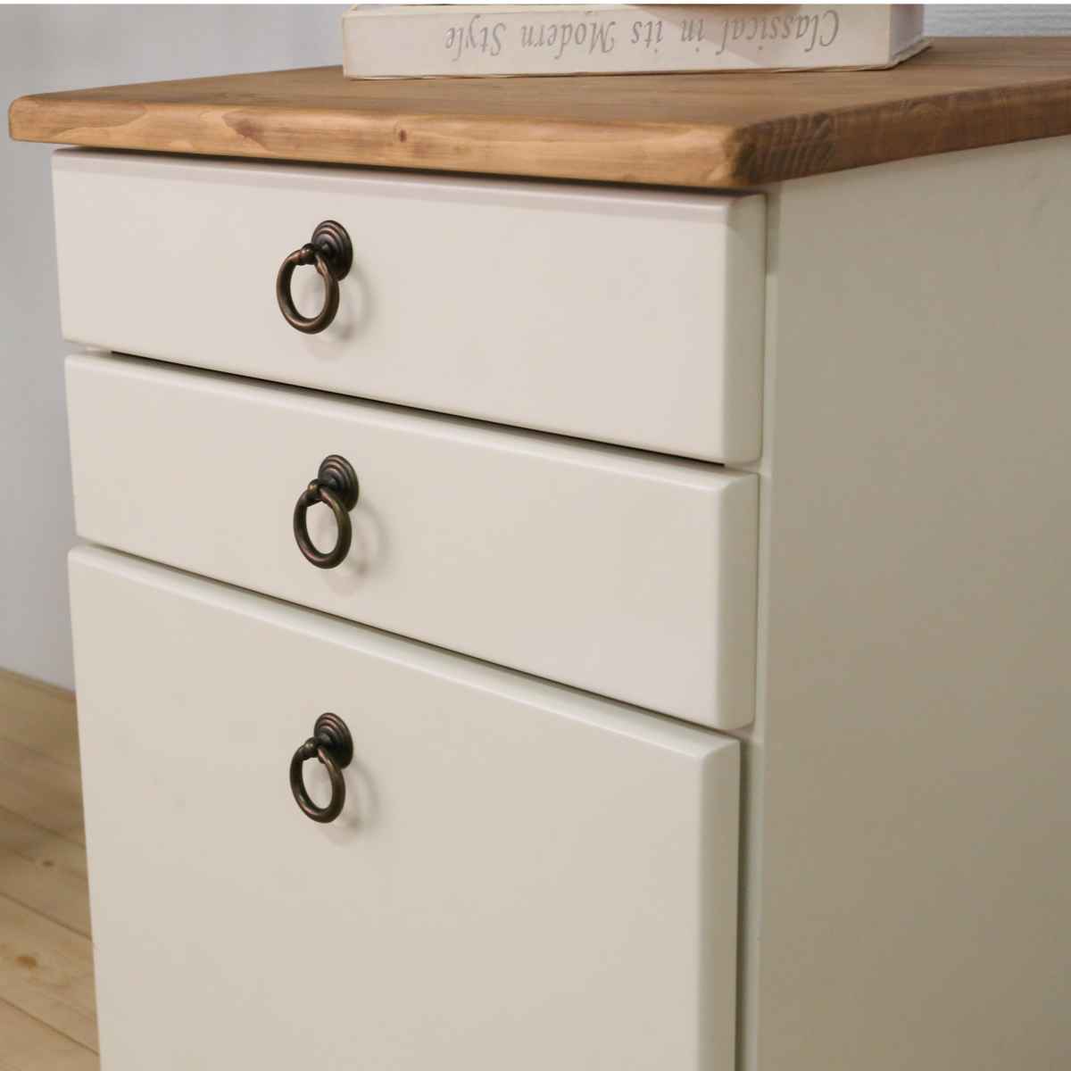 ツートーンペイントがフレンチカントリーなデスクワゴン