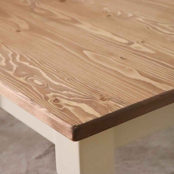 木目が綺麗なローテーブル