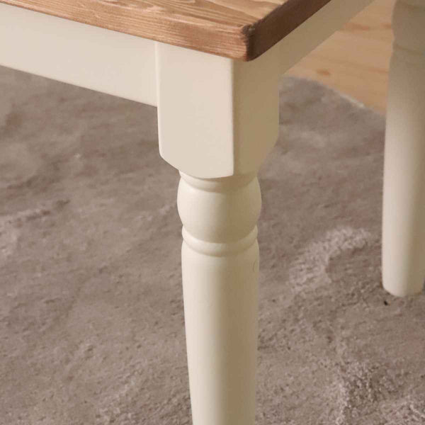 ターンドレッグがクラシカルな雰囲気