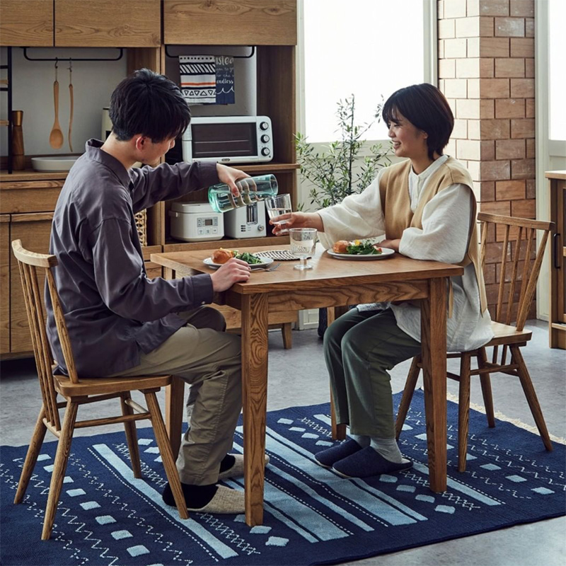 2人暮らしにぴったりなサイズ感のテーブル 2人暮らしにぴったりなサイズ感のテーブル