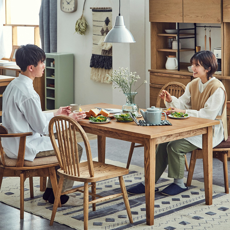ゆったり4人で使えるサイズ感のダイニングテーブル ゆったり4人で使えるサイズ感のダイニングテーブル