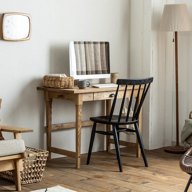 シンプルなフォルムに丸みのあるデザインで優しい雰囲気のコーヒーテーブル