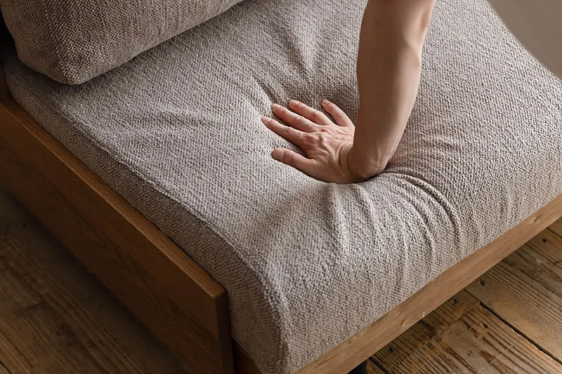 しっかりと身体を支えてくれる硬めの座り心地