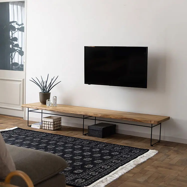 天然木ならではのカタチや表情を楽しめる存在感抜群のテレビボード