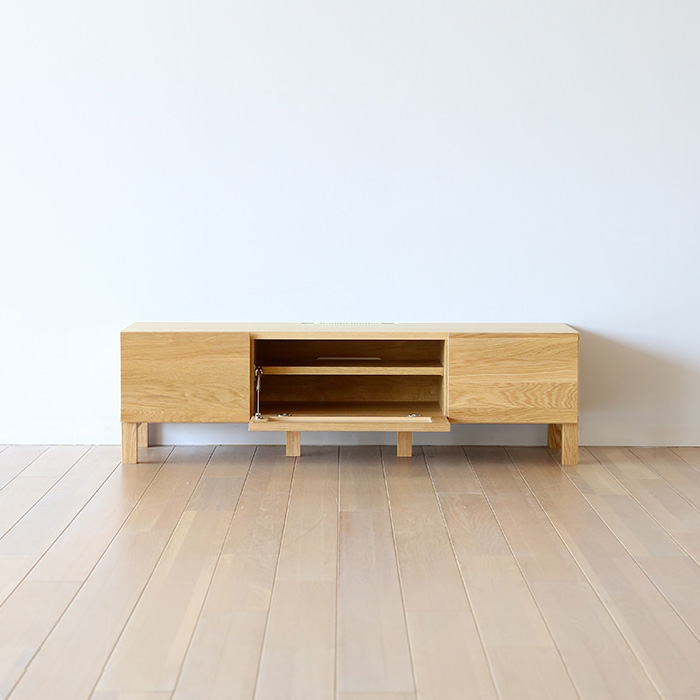 無垢材を存分に生かしたテレビボード
