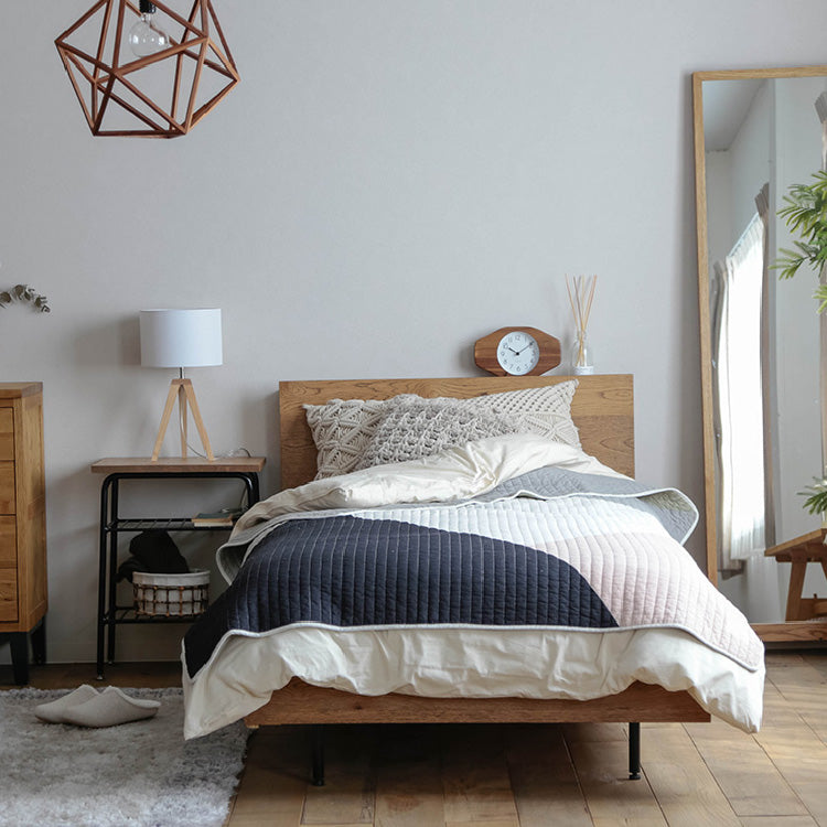 オークのフレームにスチールのフットの組み合わせが無骨な素材感にエッジをプラスしたカジュアルな雰囲気のベッドフレーム