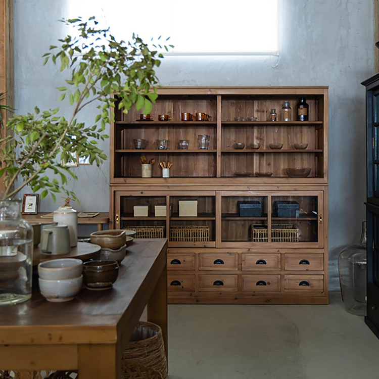 暮らしに欠かせない存在だった水屋箪笥をモチーフにしたツカネキャビネット