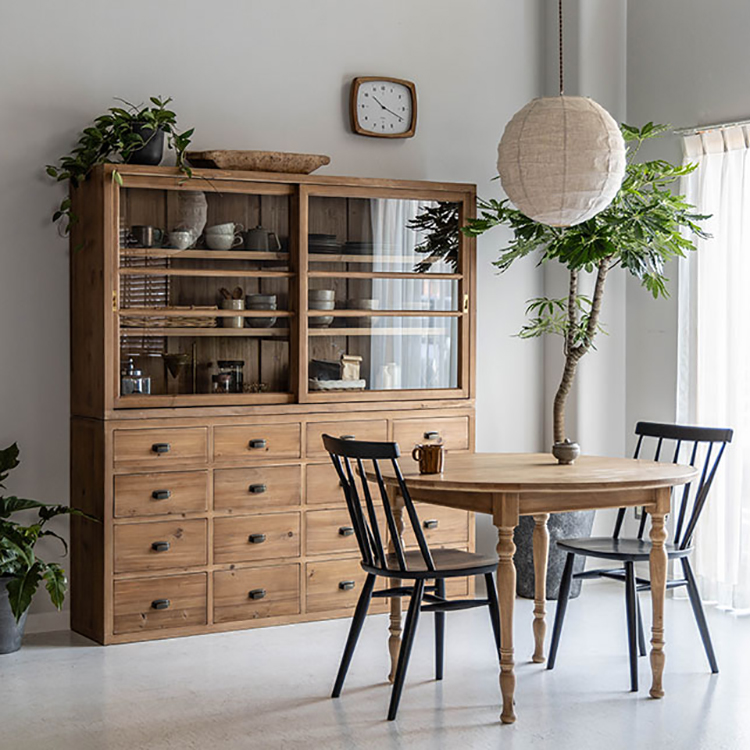 暮らしに欠かせない存在だった水屋箪笥と薬棚をモチーフにしたキャビネット