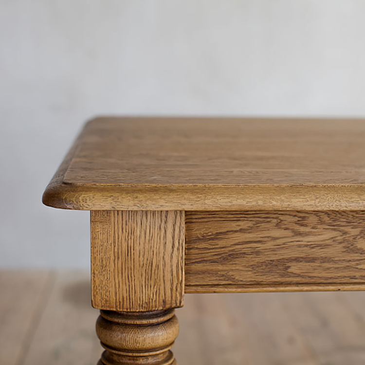 ターンドレッグのクラシカルな雰囲気にアンティーク調の塗装が抜け感をプラス