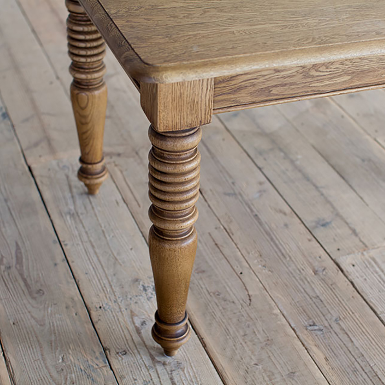 ターンドレッグのクラシカルな雰囲気にアンティーク調の塗装が抜け感をプラス