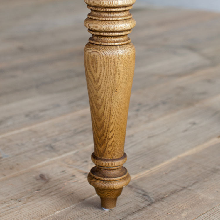 ターンドレッグのクラシカルな雰囲気にアンティーク調の塗装が抜け感をプラス