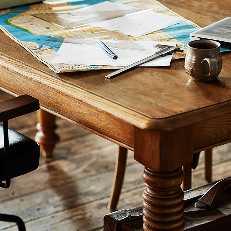 ターンドレッグのクラシカルな雰囲気にアンティーク調の塗装が抜け感をプラス