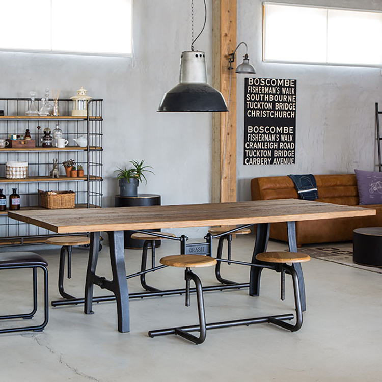重厚な鉄脚にアンティーク調の天板が無骨な風合いのダイニングテーブル