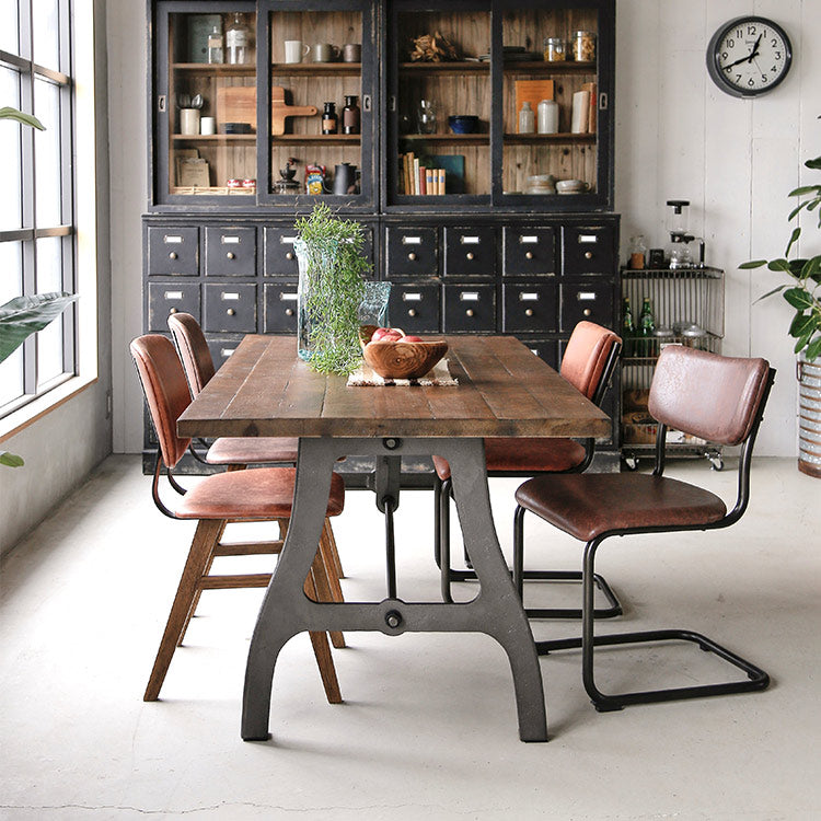 重厚な鉄脚にアンティーク調の天板が無骨な風合いのダイニングテーブル