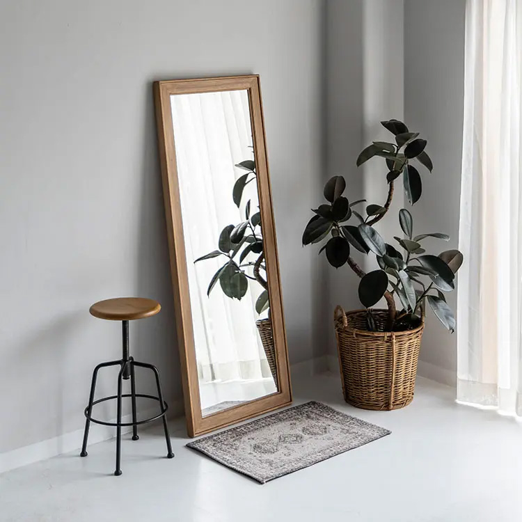 ラバーウッドのフレームを落ち着いた雰囲気に仕上げたスタンドミラー