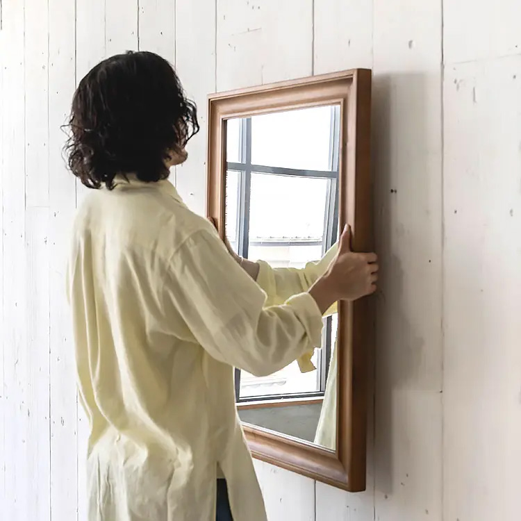 ラバーウッドのフレームを落ち着いた雰囲気に仕上げたウォールミラー