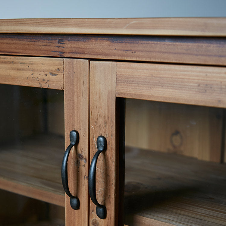 扉に使用した取手は、アンティークのような雰囲気