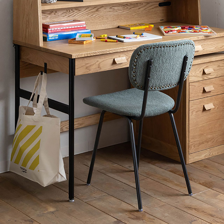 背面の鋲デザインがアクセントのベーシックなチェア