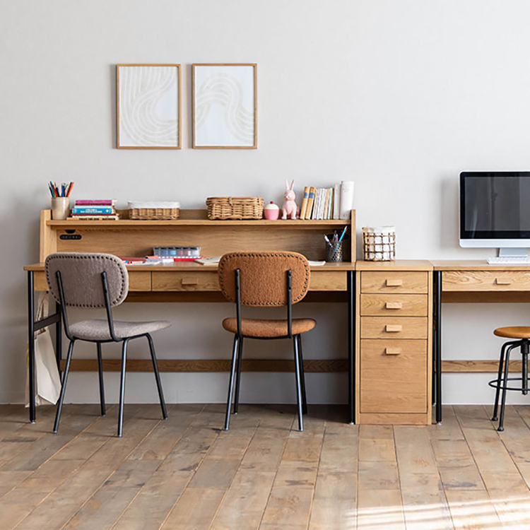 背面の鋲デザインがアクセントのベーシックなチェア