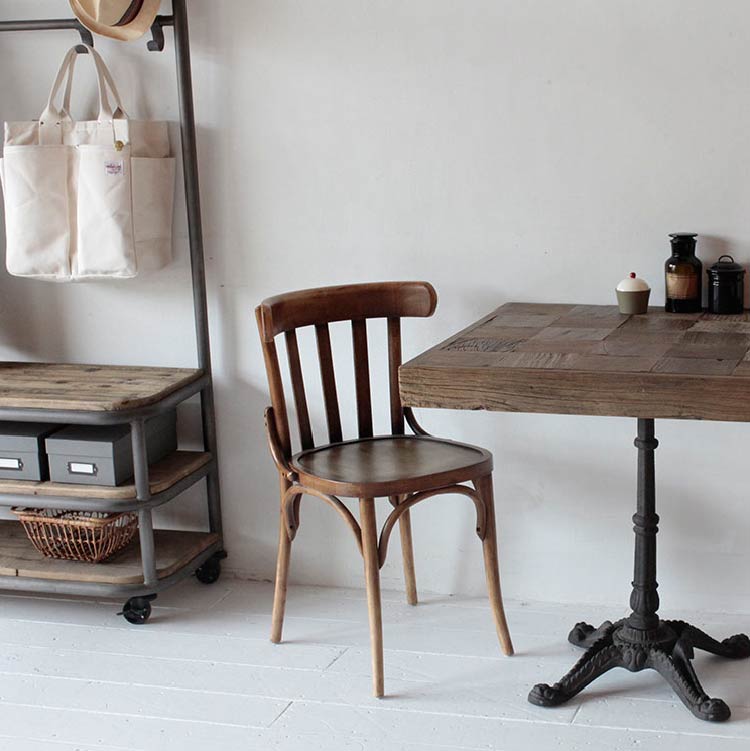 木の力強さや質感を活かしつつ柔らかな曲線が特徴的なチェア