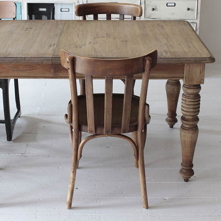 木の力強さや質感を活かしつつ柔らかな曲線が特徴的なチェア