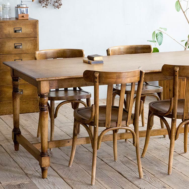 木の力強さや質感を活かしつつ柔らかな曲線が特徴的なチェア