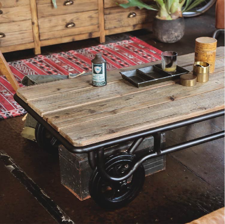 車輪のついたデザインが遊び心のあるコーヒーテーブル