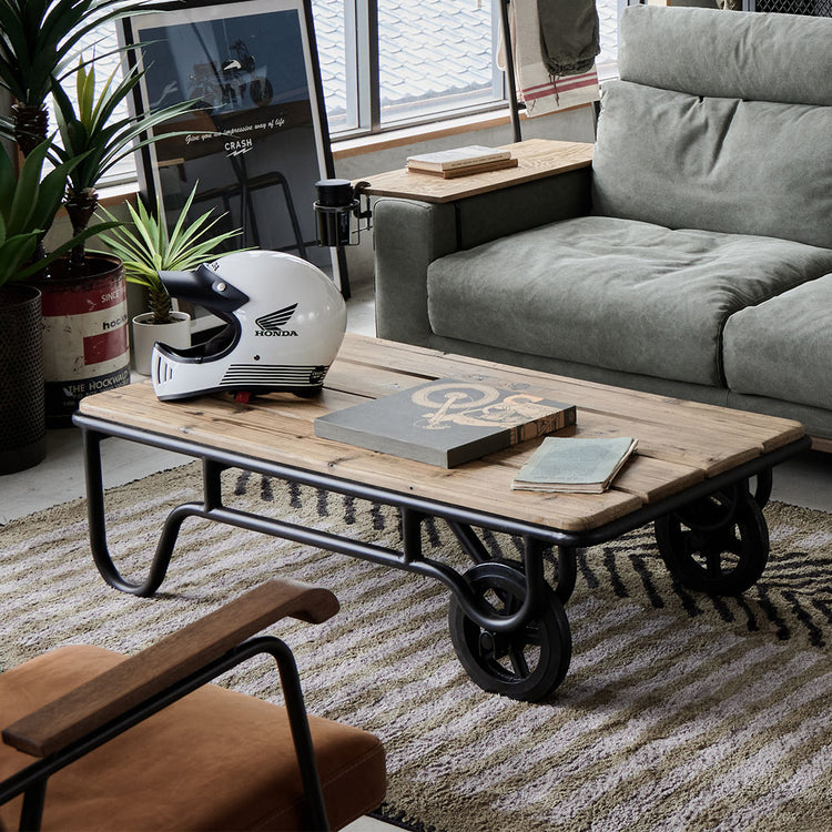 車輪のついたデザインが遊び心のあるコーヒーテーブル