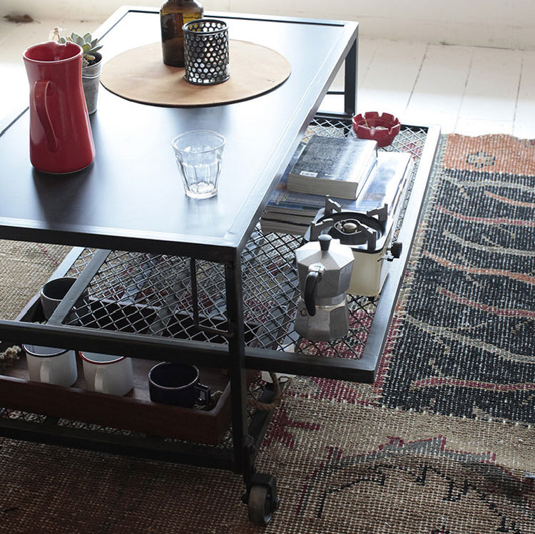 引き出せる棚板で便利