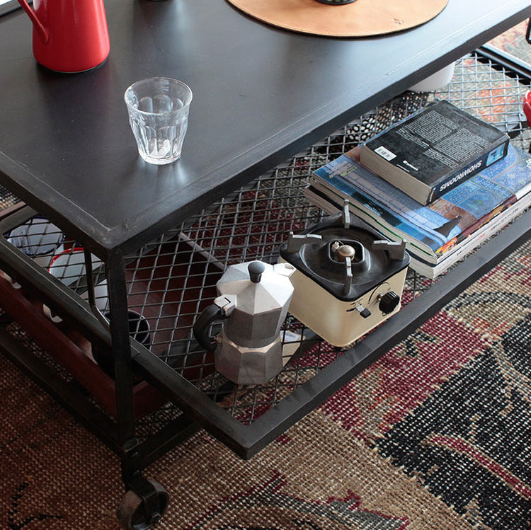 引き出せる棚板で便利