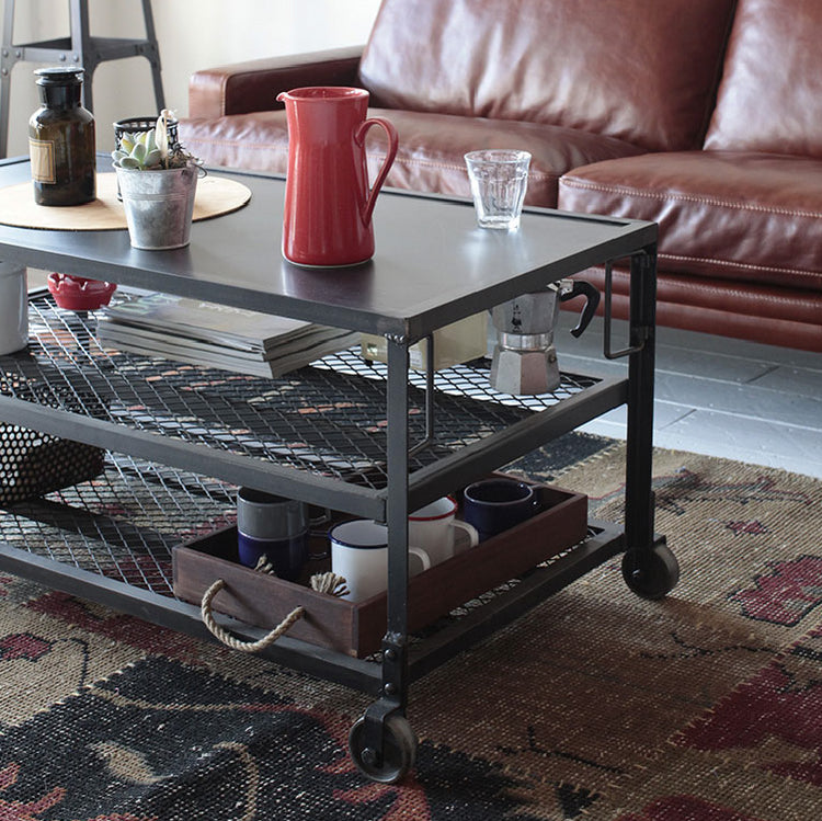 引き出せる棚板で便利