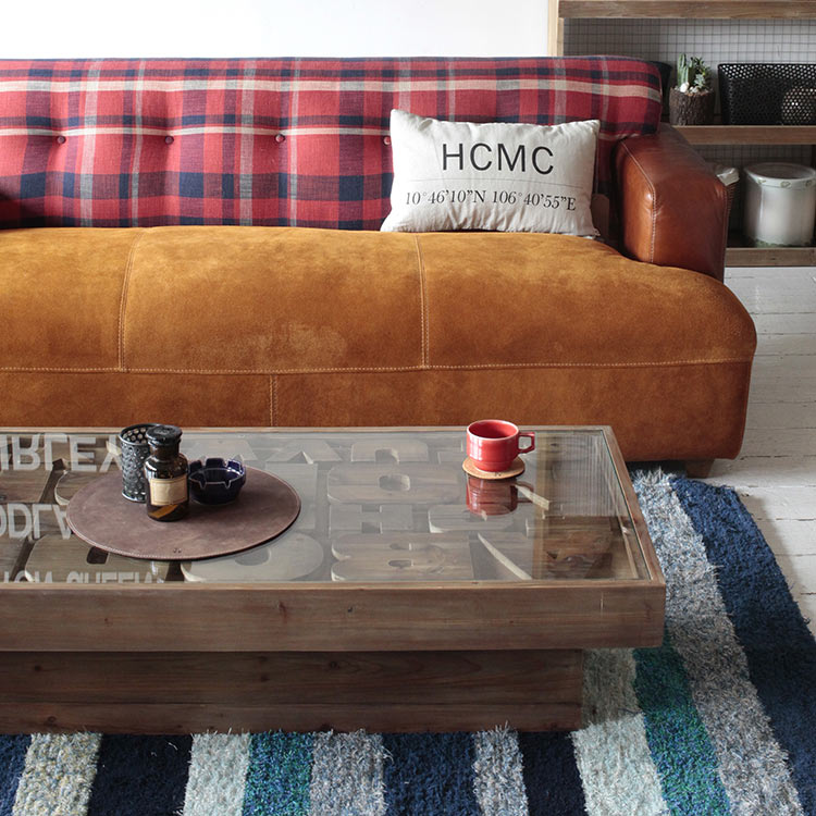 アルファベットの文字列がカッコよくユニークなコーヒーテーブル