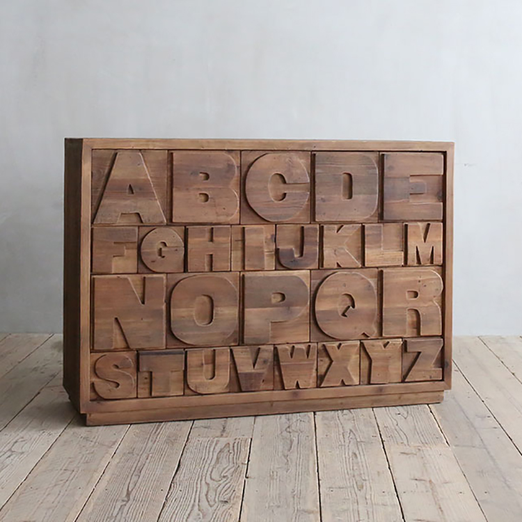 アルファベットの文字列がカッコよくユニークなチェスト