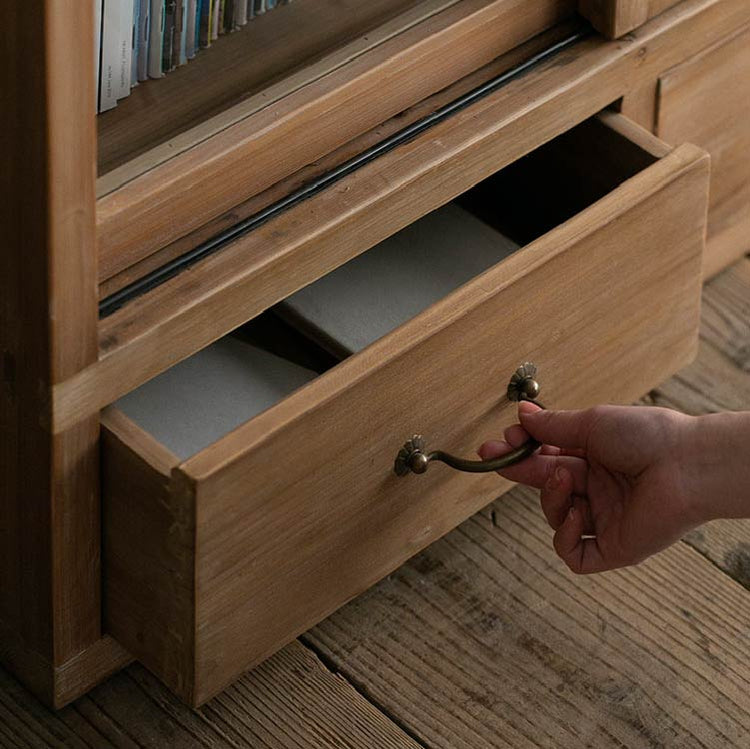 引き出し取手など細かいところにもこだわりの感じられるデザイン