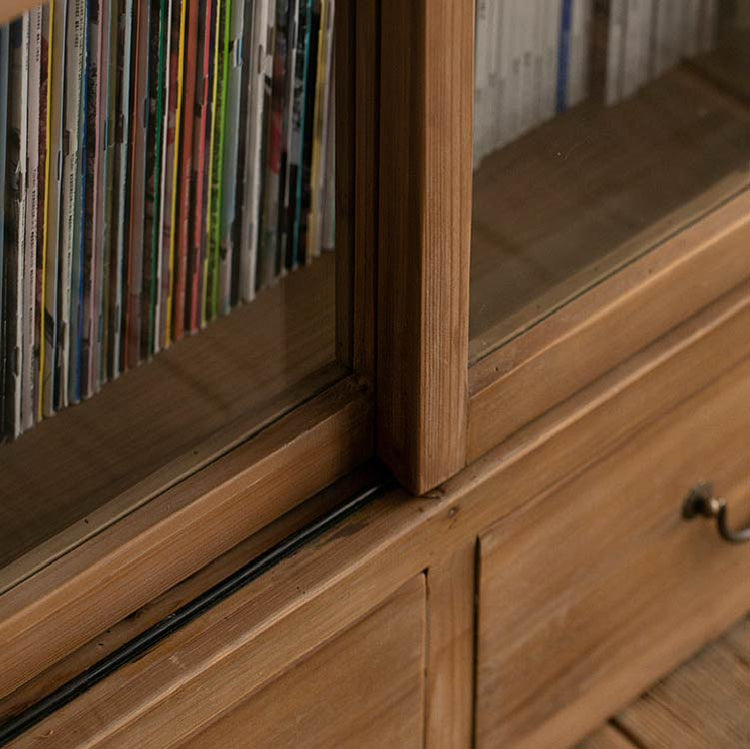 引き出し取手など細かいところにもこだわりの感じられるデザイン