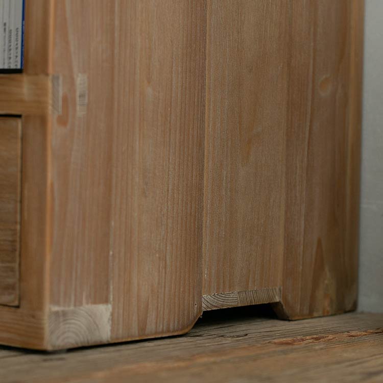 引き出し取手など細かいところにもこだわりの感じられるデザイン