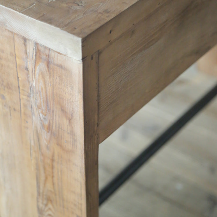 古材の雰囲気にスチールでかっこよさをプラス