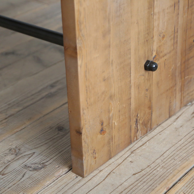 古材の雰囲気にスチールでかっこよさをプラス