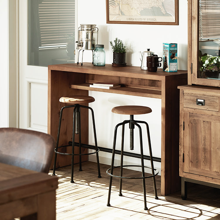 古材の風合いを活かしたシンプルなカウンターテーブル