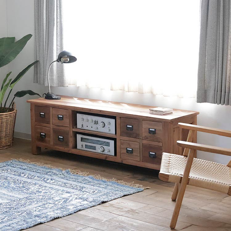 アンティークの薬品棚をモチーフにしたテレビボード