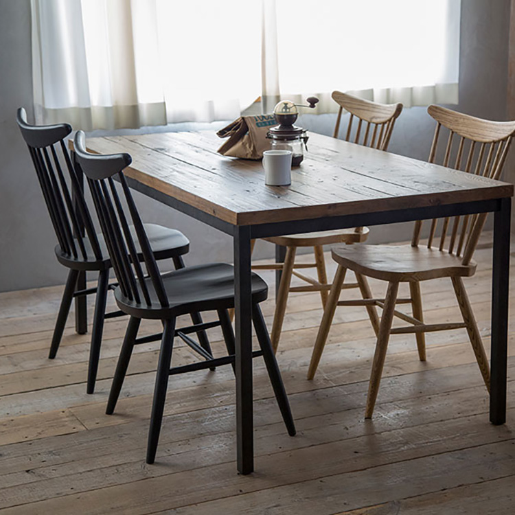 アンティークチェアをモチーフにしたシンプルなチェア