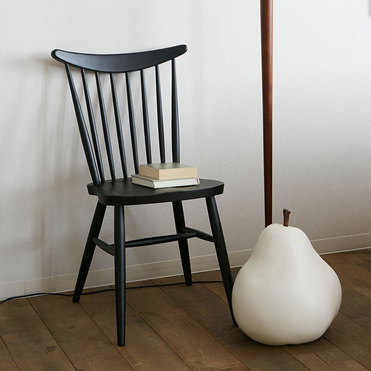 チェアとしてだけでなく、本や植物を置くこともできます