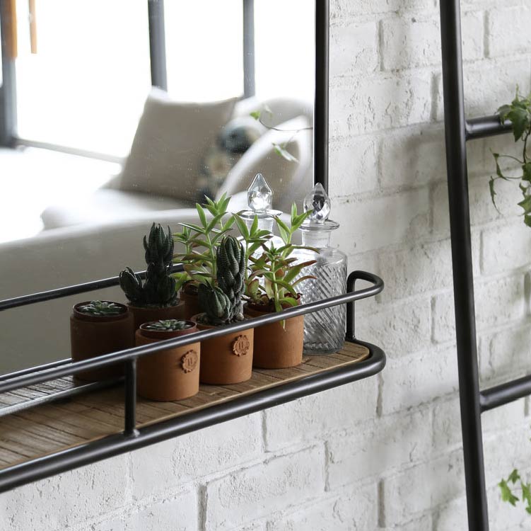 小棚がついており、雑貨や植物を飾ることができます