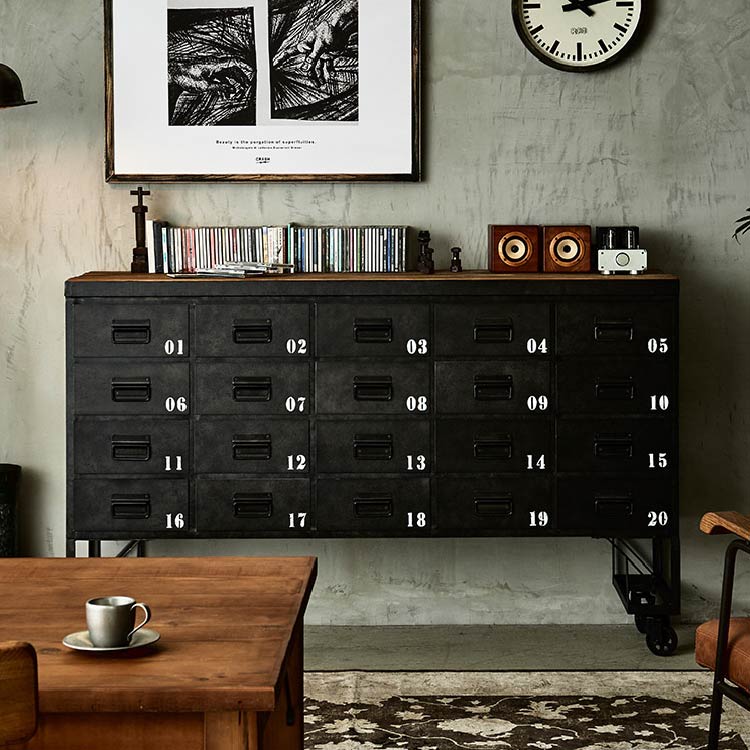 古材とスチールの組み合わせがかっこいい雰囲気のヴィンテージライクなチェスト